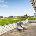 Three-bedroom With A Hot Tub 01 Semesterbostad