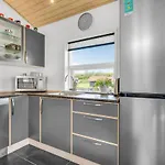 Three-bedroom With A Hot Tub 01 Semesterbostad