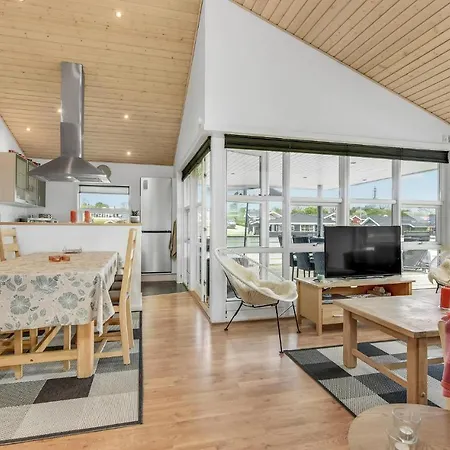 Three-bedroom With A Hot Tub 01 Semesterbostad *