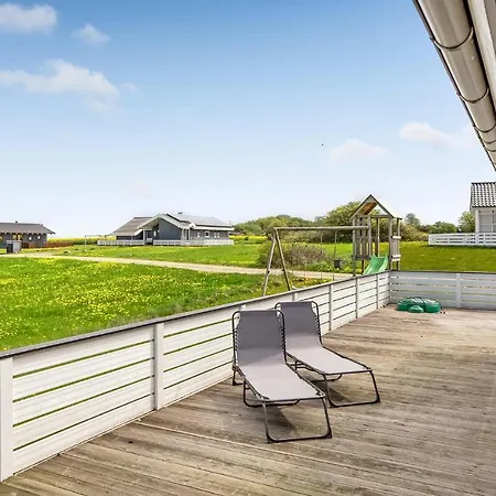 Three-bedroom With A Hot Tub 01 Semesterbostad