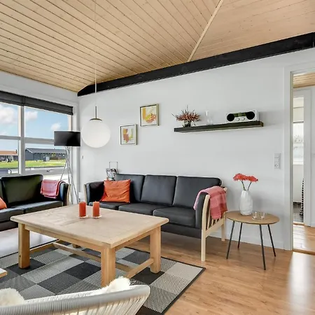 Semesterbostad Three-bedroom With A Hot Tub 01 *