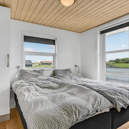 Three-bedroom With A Hot Tub 01 Semesterbostad