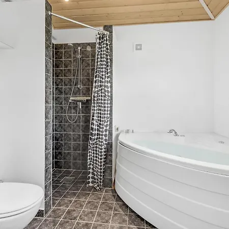 Three-bedroom With A Hot Tub 01 Dom wakacyjny